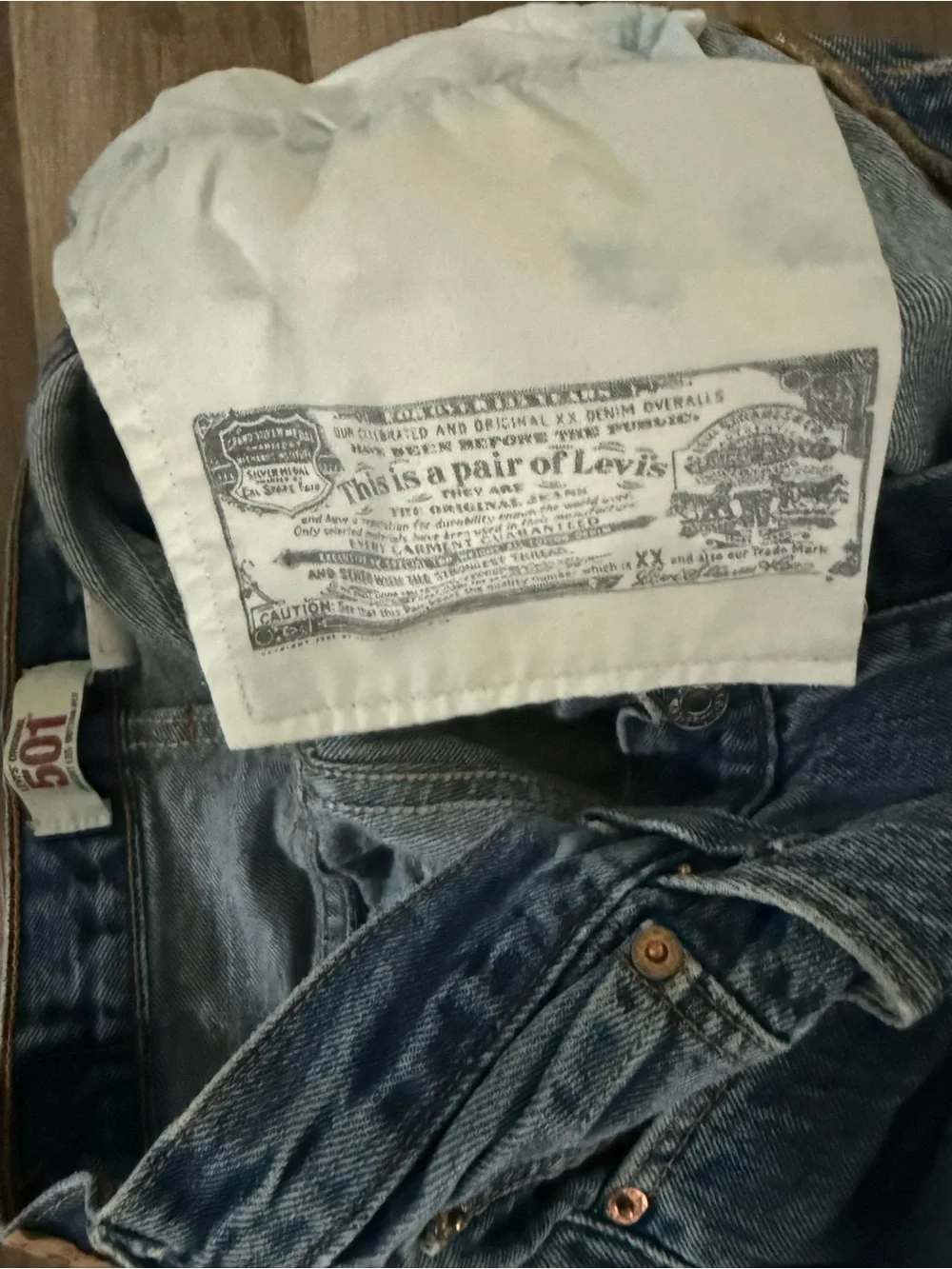 Levi's 501 Men's Straight Jeans in Light Blue Wash - Picture 7 of 12